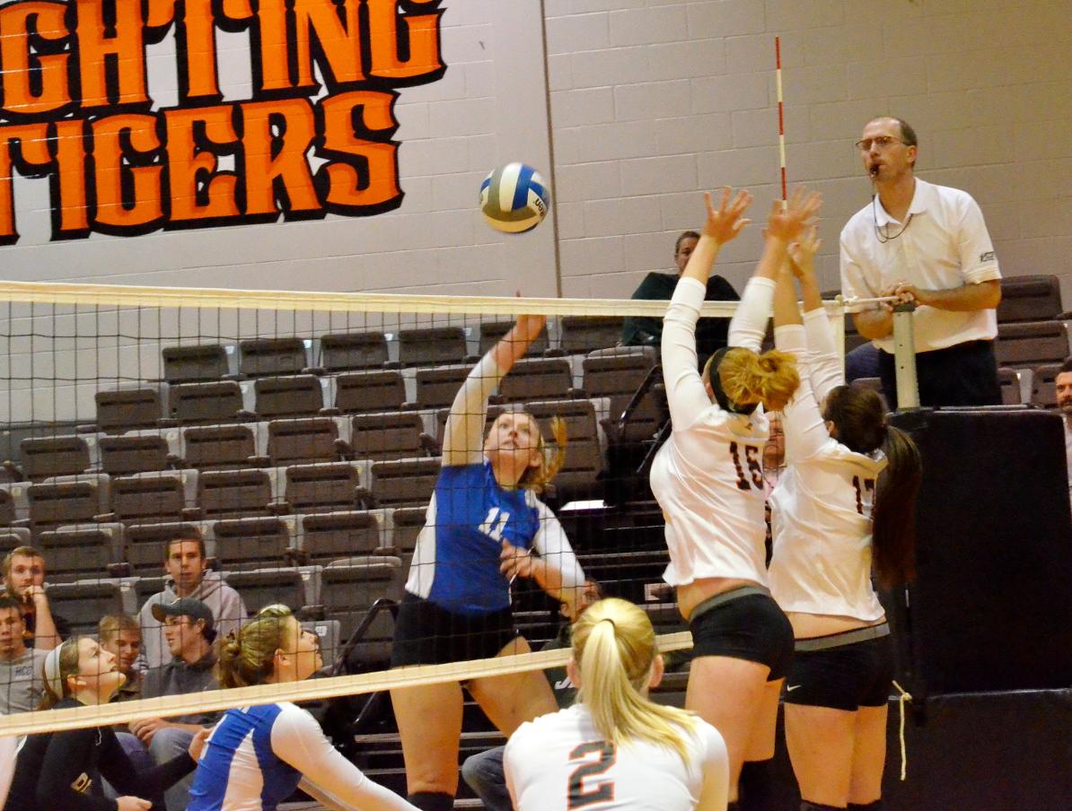 Volleyball Sweeps Cobleskill in Conference Play, 3-0