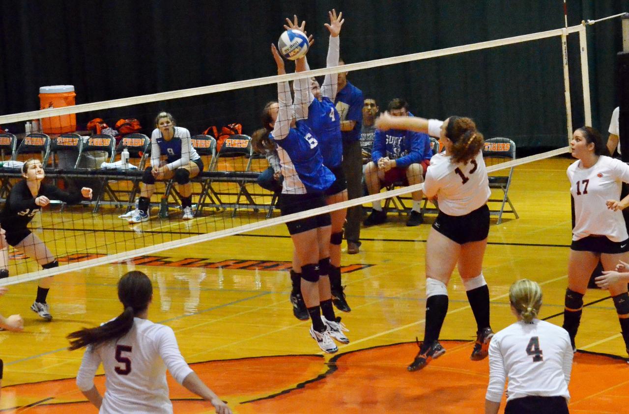Wildcats Battle to Four-Set Loss at Hamilton