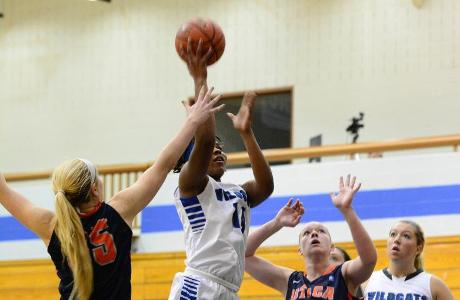 Women’s Basketball Wins on the Road Behind Career Night from Lauren Knowles
